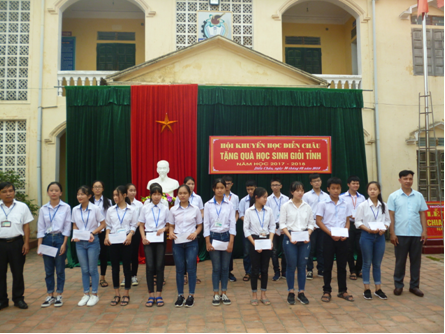 Tuyên dương và trao thưởng 62 xuất quà trị giá 12 triệu đồng cho các em học sinh năm học 2017-2018